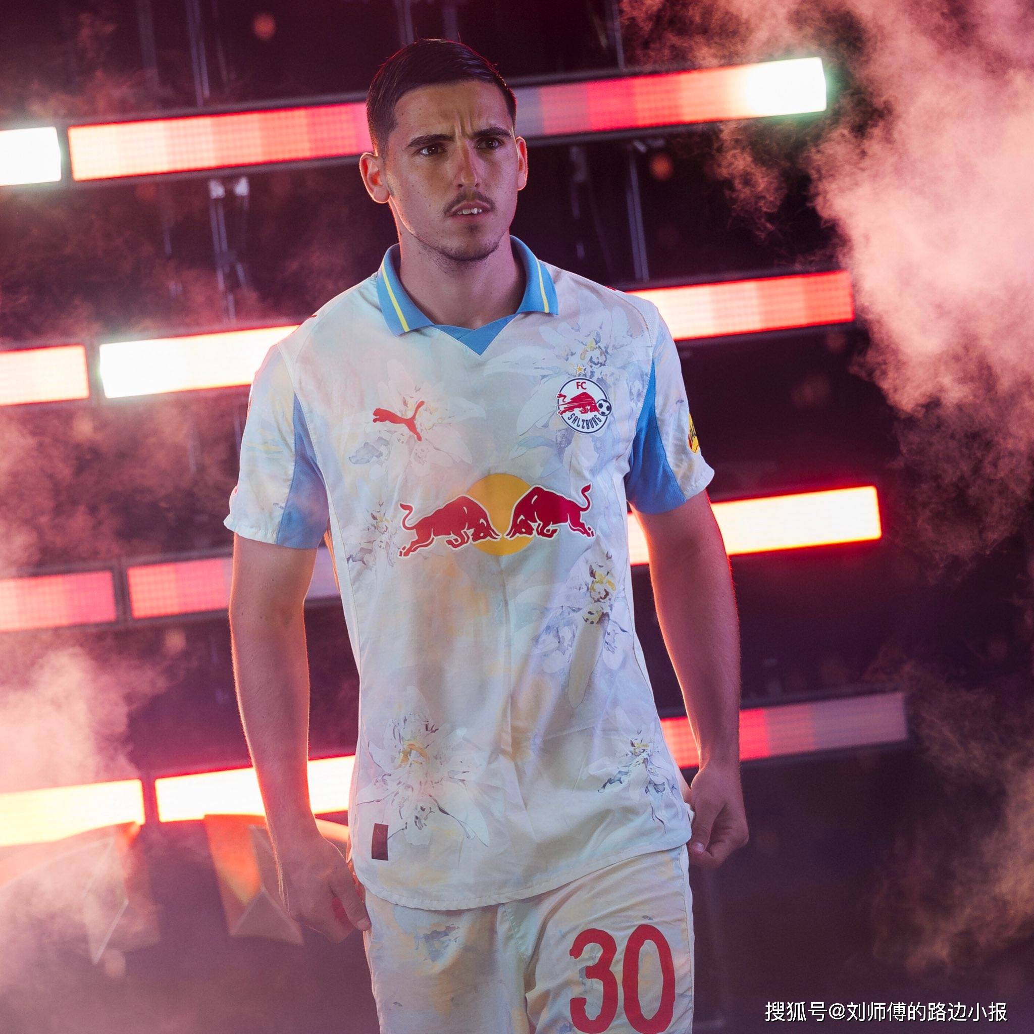 包含赛后本菲卡备战荷甲，单刀错失细节曝光，引发热议，轮换策略成焦点的词条